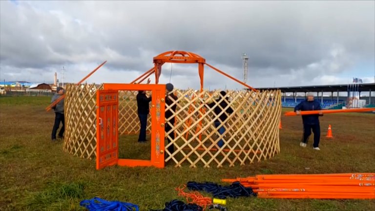 Собирали и разбирали юрты на скорость участники фестиваля в Усть-Орде